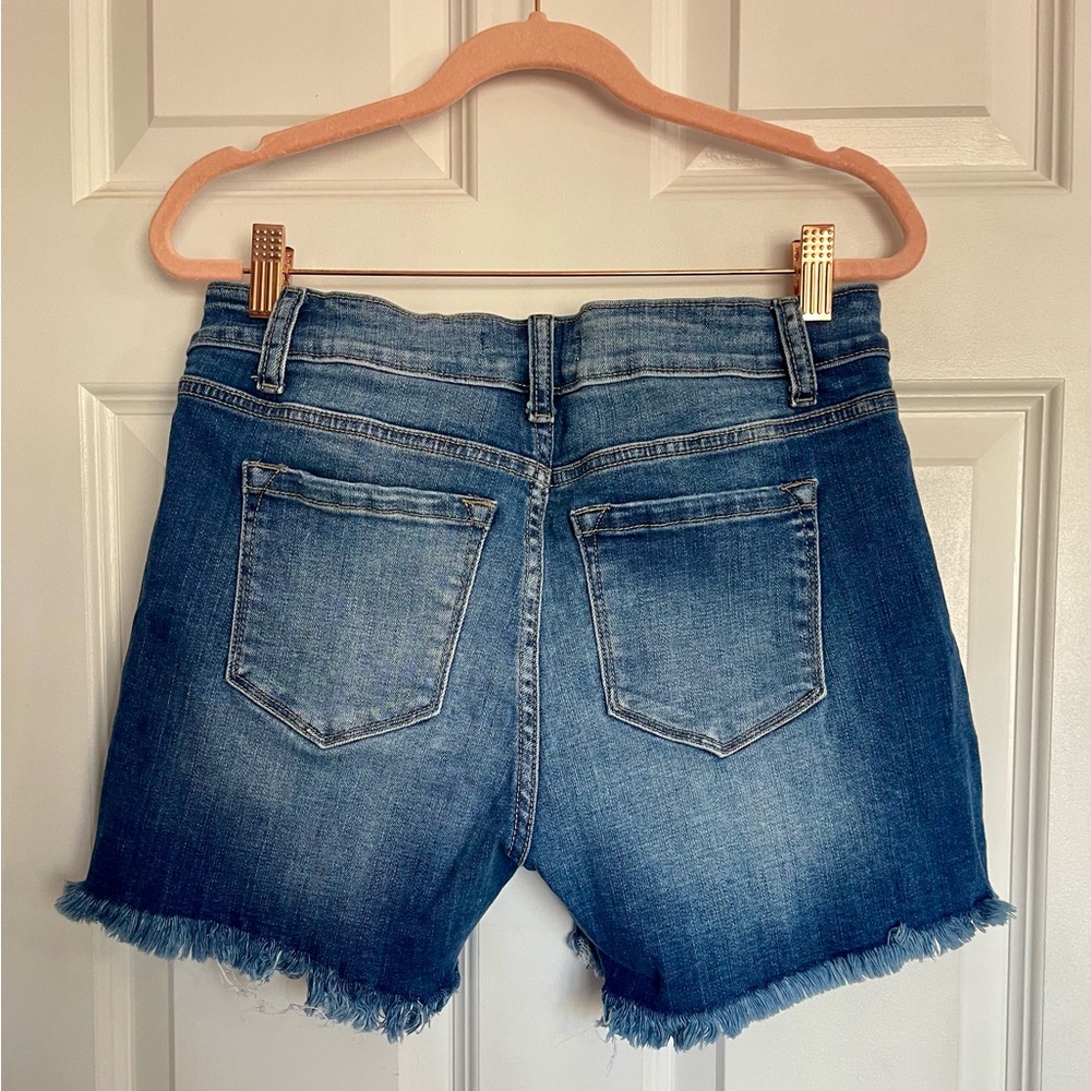 Zenana Medium Wash High Rise Frayed Hem Denim Shorts Size M - Picture 3 of 4